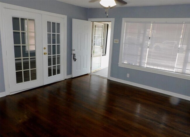 Building Photo - 816 Avenue A