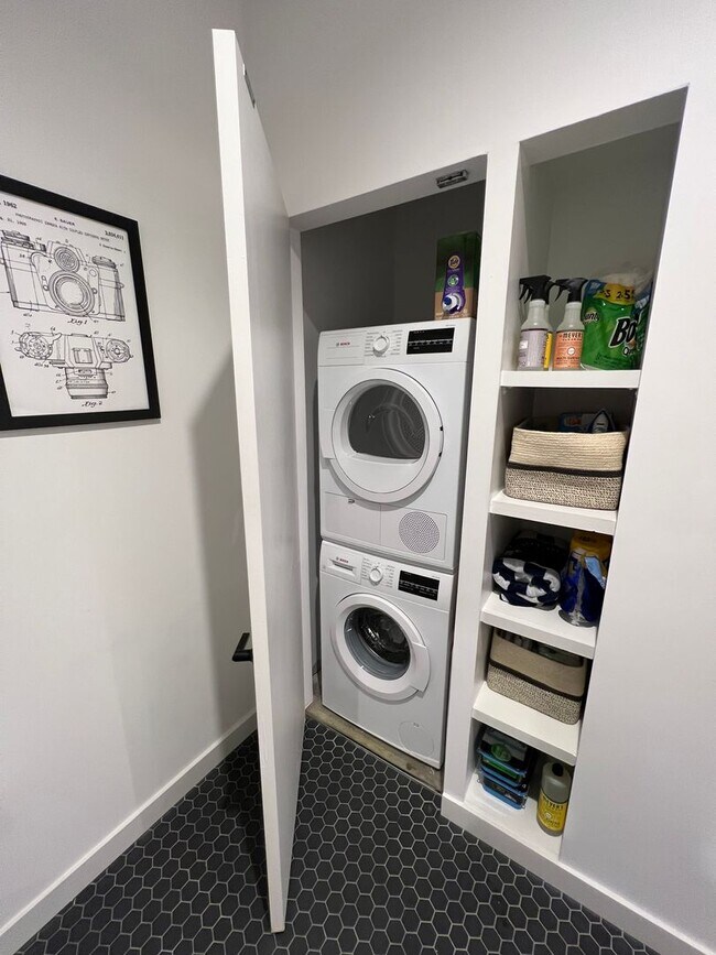 Building Photo - Trendy 1 Bedroom + den in Truxton Circle| Water included!