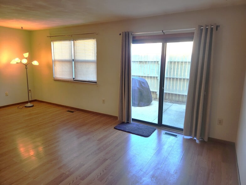 Building Photo - 3858 S Chalet Cir