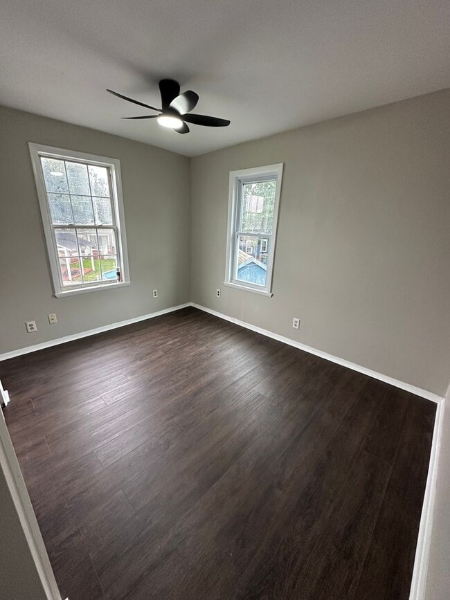 Building Photo - 3 Bed, 1 Bath Townhome