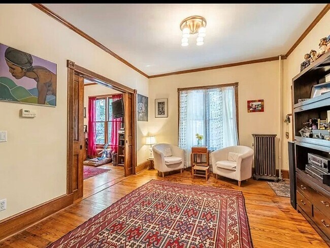 Building Photo - 3 bedrooms home in downtown