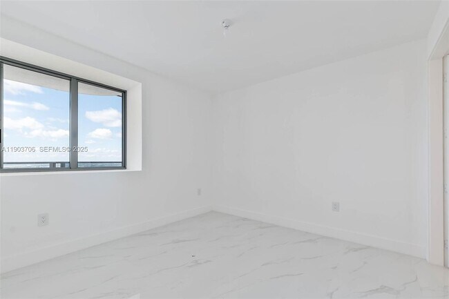 Building Photo - 700 NE 24th St