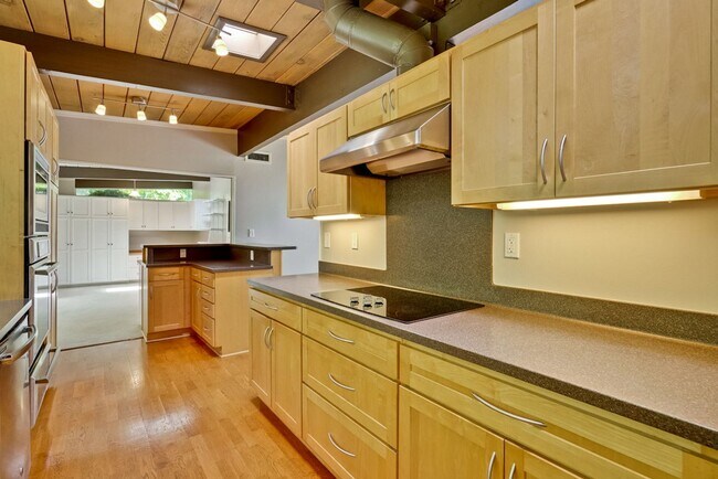 Building Photo - Beautifully Updated 4 Bed, 3 Bath Eichler ...