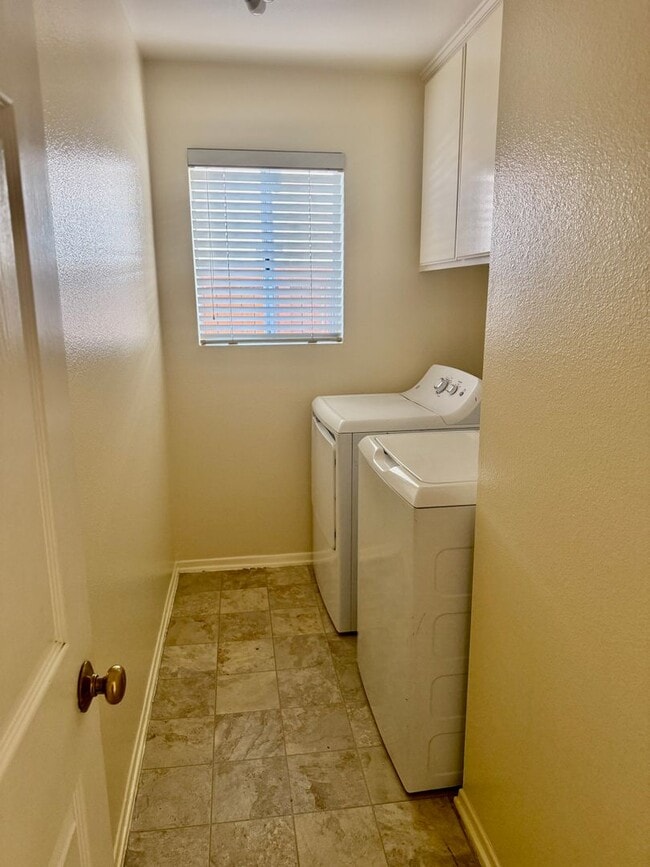 Building Photo - Nice 2 Story Family Home