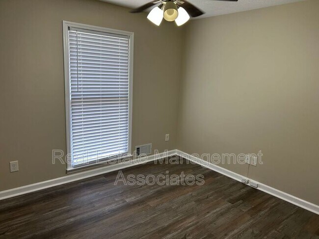 Building Photo - 604 N Pine Hill Rd