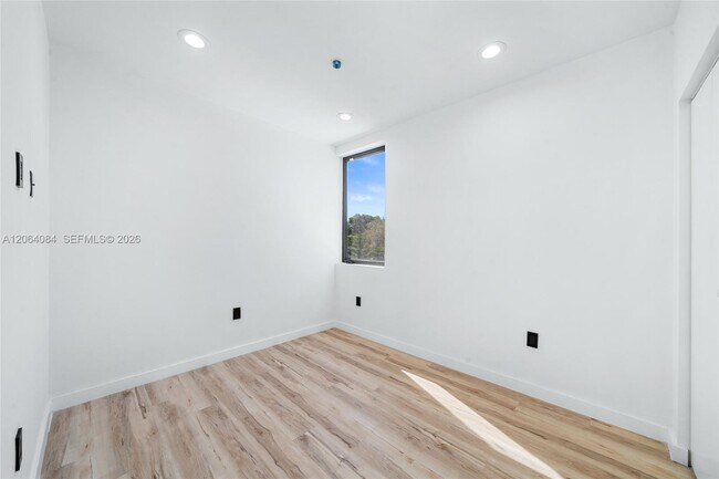 Building Photo - 11 NE 51st St