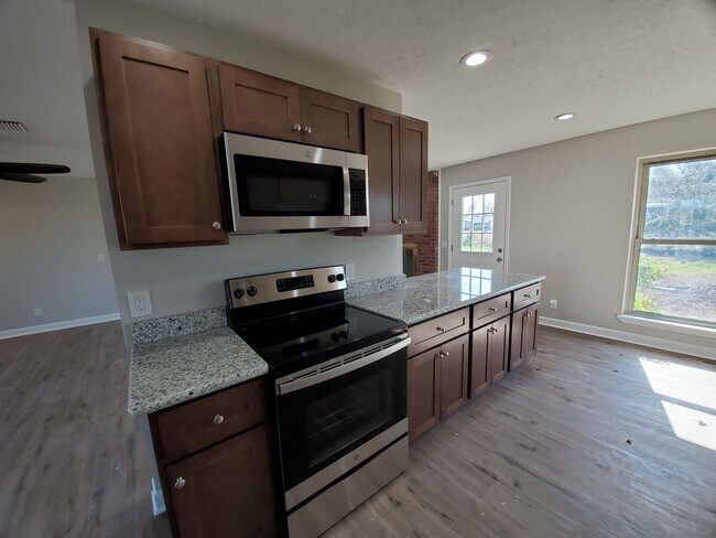 Building Photo - Updated 3 BR|2 BA Home Near TAFB!