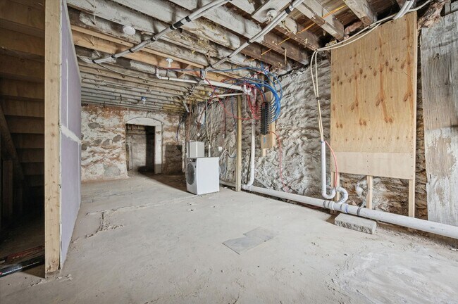 Building Photo - 2 Bedroom 3 Full Bathroom House in Southwest Philly