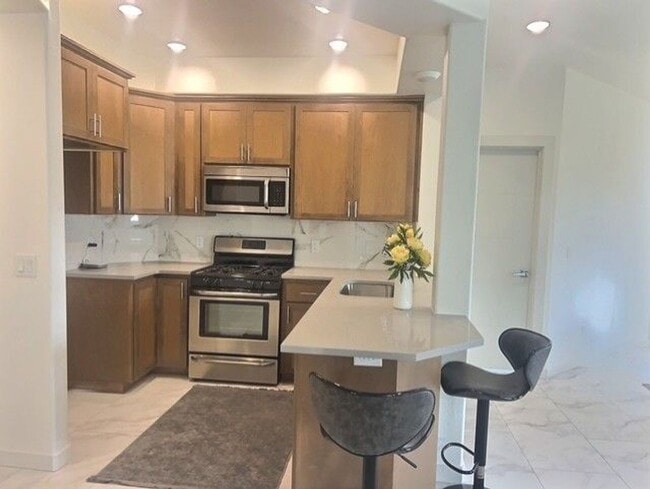 Building Photo - Beautiful 2/2 condo