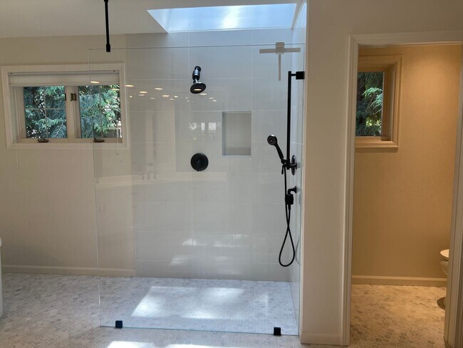 Building Photo - 4bd/2.5ba Redmond Home