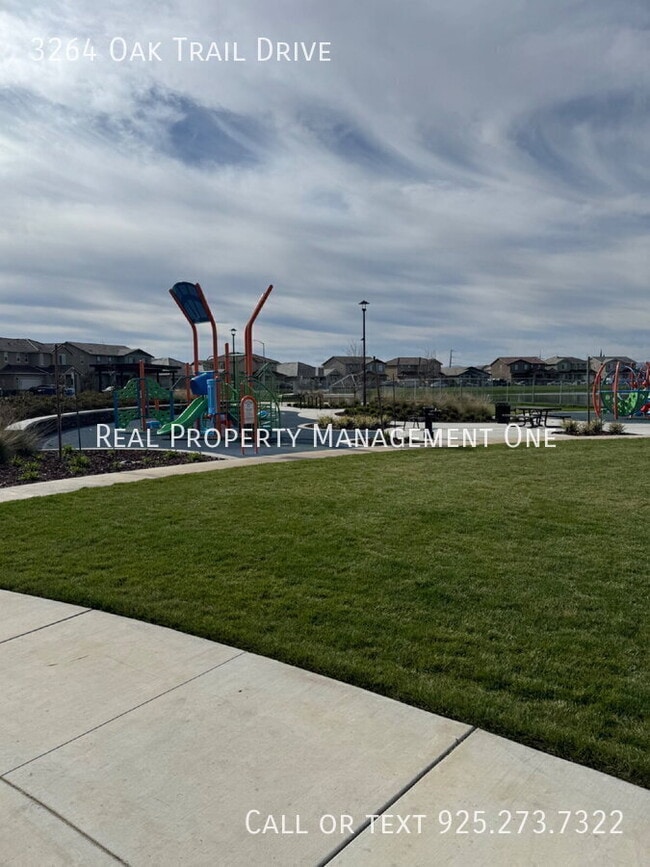 Building Photo - 3264 Oak Trl Dr