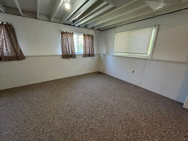 Building Photo - 5 Bed 2 Bath Home with 2 Car Attached Gara...