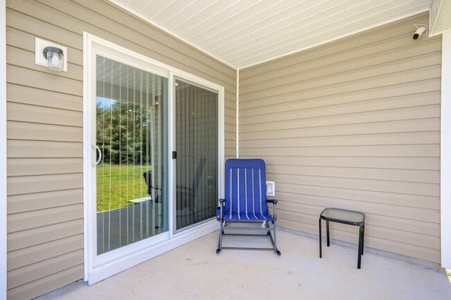 Building Photo - Charming 4-Bed Home in Quiet DeFuniak Spri...