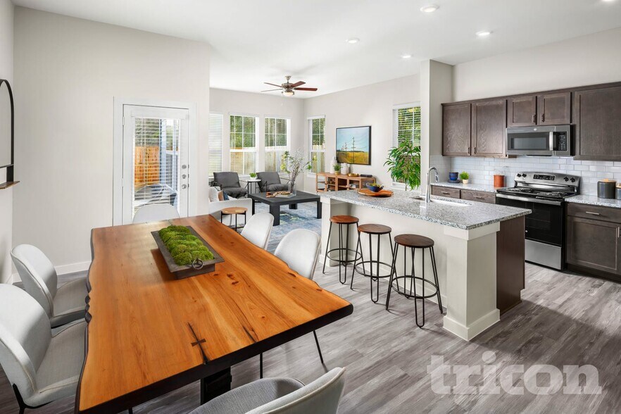 Building Photo - 9835 Willow Creek Commerce Dr