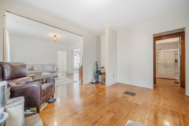 Building Photo - 1436 W Prospect Ave