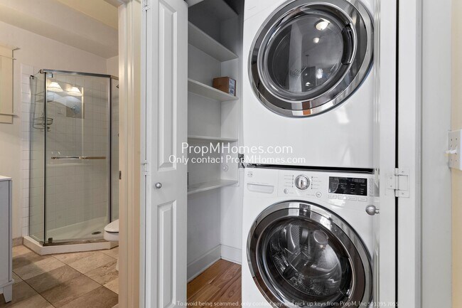 Building Photo - Two-Bedroom End Unit Condo in Goose Hollow! DEPOSIT SPECIAL