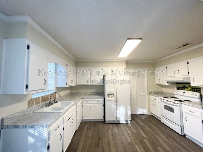 Building Photo - 642 Clinton Way W