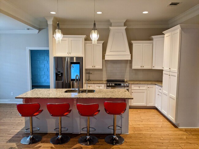 Building Photo - Wake up on Sleepy Brook Rd!