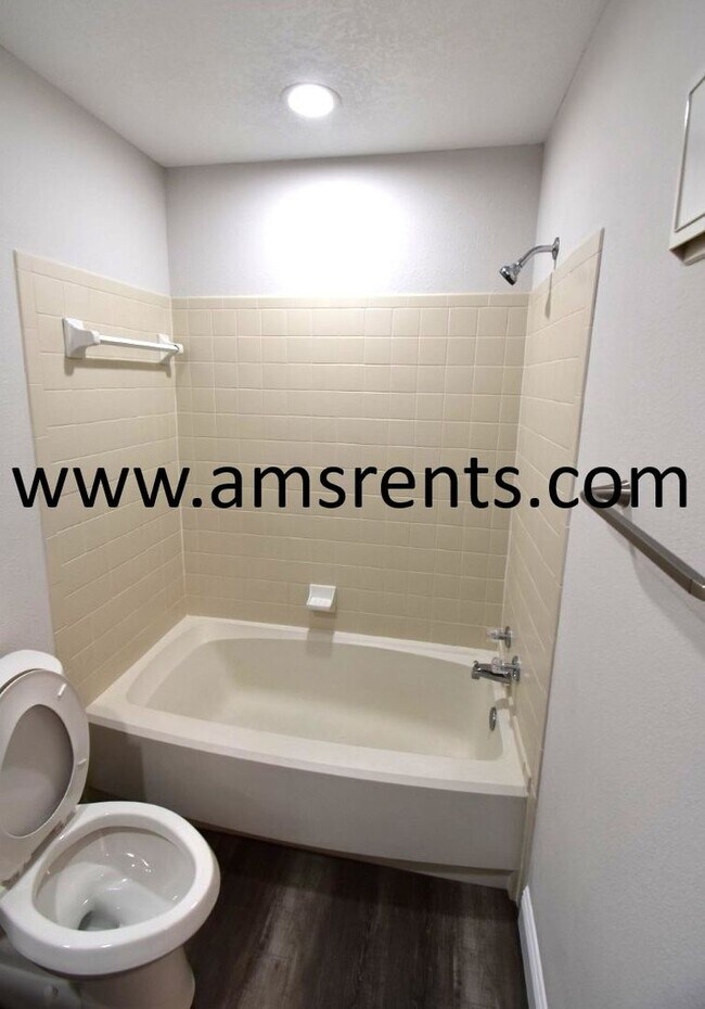 Building Photo - Spacious 3 bedroom Villa