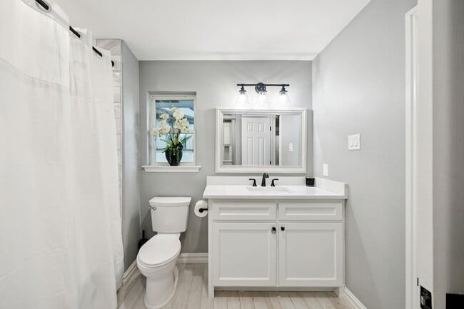 Building Photo - 7018 Blackwood Dr