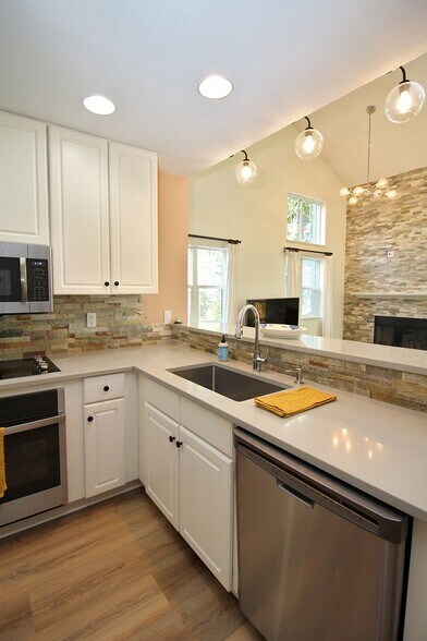 Building Photo - 9711 NW Miller Hill Dr