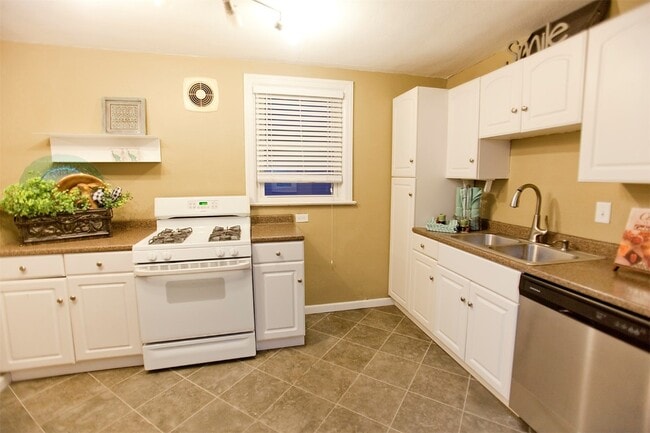 Building Photo - 6425 Arthur Ave