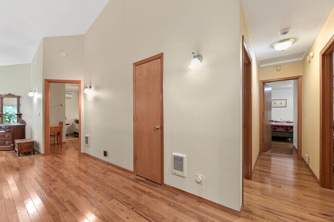 Building Photo - 2 Holly View Way
