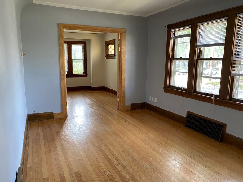 Building Photo - 3078 N Bartlett Ave