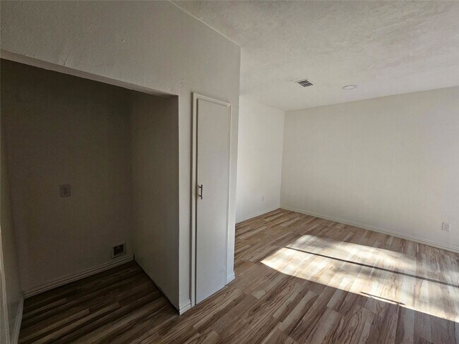 Building Photo - 105 E Wavy Oak Cir