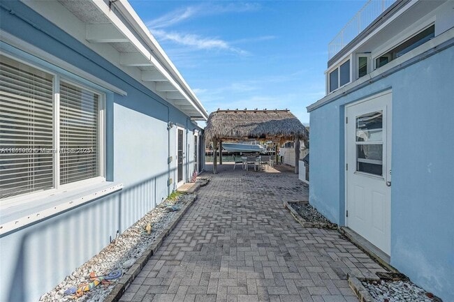 Building Photo - 230 Jolly Roger Dr