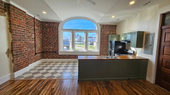 Building Photo - 33 N Main St