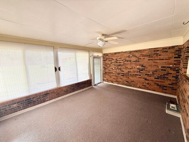 Building Photo - Three bedroom, 2 bath house in Mebane