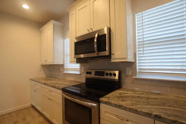 Building Photo - Contemporary 4bd/3.5ba in excellent location