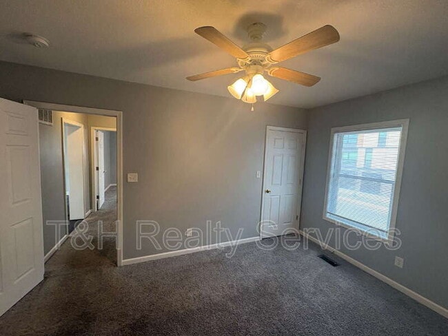 Building Photo - 409 W Washington St