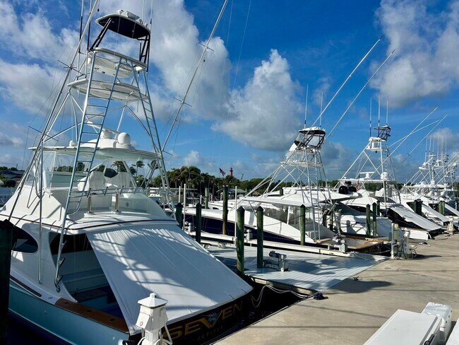 Building Photo - 331 Tequesta Dr