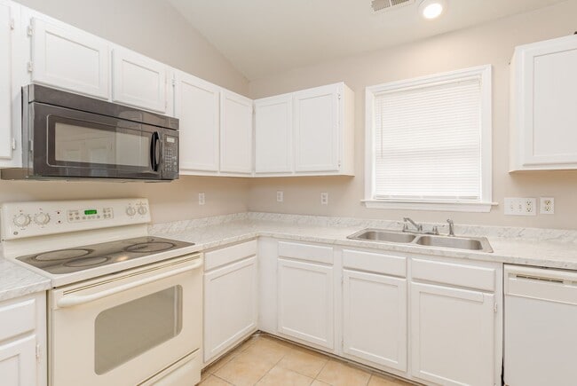 Building Photo - Beautiful 4 bed 2 bath home in Greensboro with fenced yard. Walk to coffee shop and restaurants.