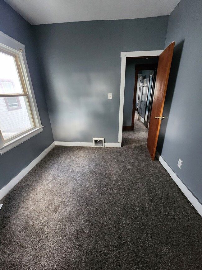 Building Photo - 2 Bedroom First Floor Apartment For Rent on E 122nd