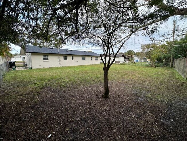 Building Photo - 3 bed 2 bath home available