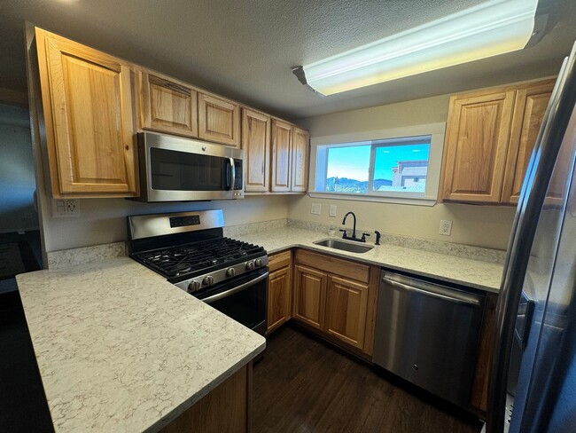 Building Photo - Roseburg 2 bedroom, 1 bath house with garage