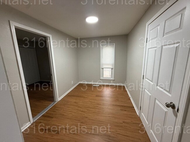 Building Photo - $1000 - 3 bedroom / 1 bathroom - Single Family Home