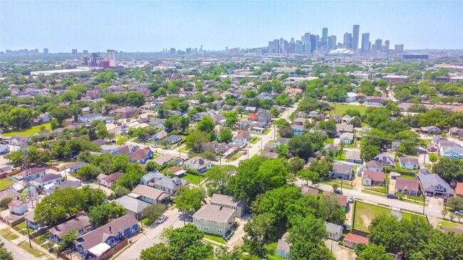 Building Photo - 4615 Schroeder St