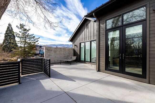 Building Photo - Beautiful Fully Furnished Custom Home in Rancharrah