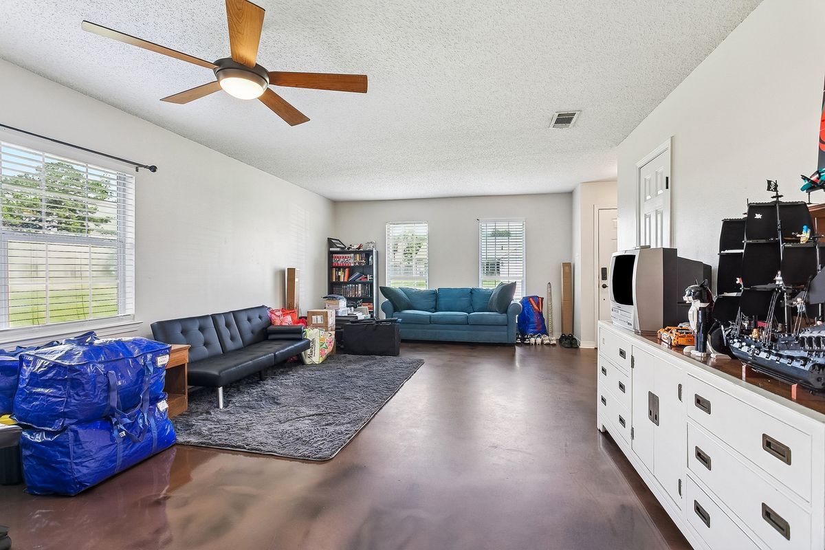 Building Photo - 3001 Meadow Lake Dr E