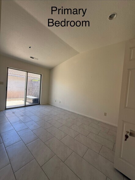 Building Photo - 2050 W Canyon View Dr