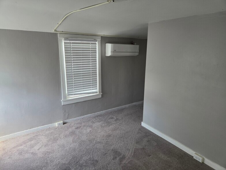 Small upstairs BDR 2 - 22 N Broad St