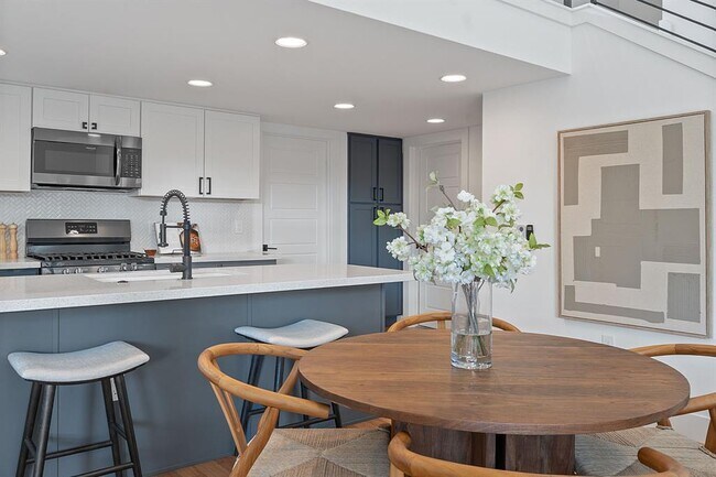 Building Photo - 402 W 55th St
