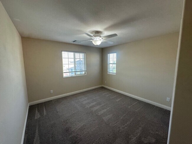 Building Photo - Spacious House