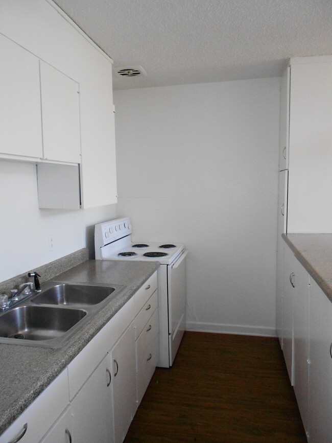 Kitchen - Townhouse South Apartments