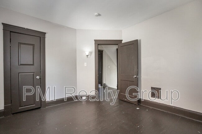 Building Photo - 476 E 108th St