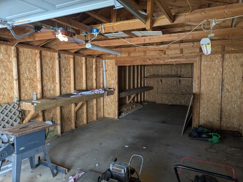 Garage - 127 pleasant Ave